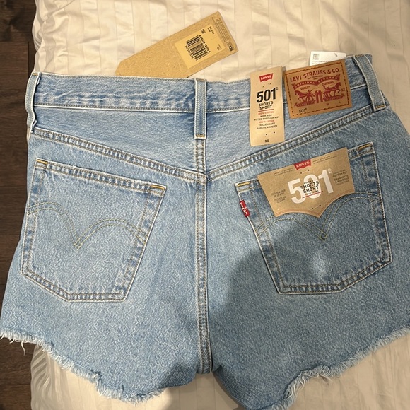 501 Women’s Shorts size 30. - Picture 2 of 3
